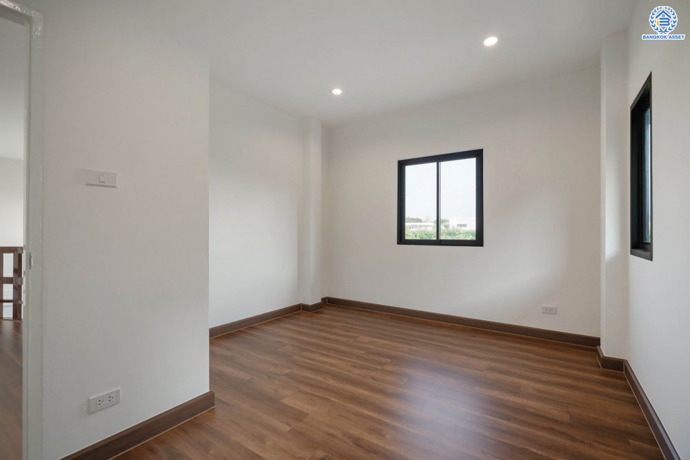 บ้านมือสองตกแต่งใหม่ โครงการ ดิเอมเมอรัลด์การ์เด้น ทวีวัฒนา เนื้อที่ 80 ตร.ว. ฟังก์ชัน 4 ห้องนอน 3 ห้องน้ำ จอดรถได้ 2 คัน บนทำเลศักยภาพเชื่อมต่อหลายเส้นทาง ทั้ง ถนนทวีวัฒนา, ถนนพุทธมณฑลสาย4, ถนนบรมราชชนนี ใกล้เซ็นทรัลปิ่นเกล้า และมหาวิทยาลัยมหิดล